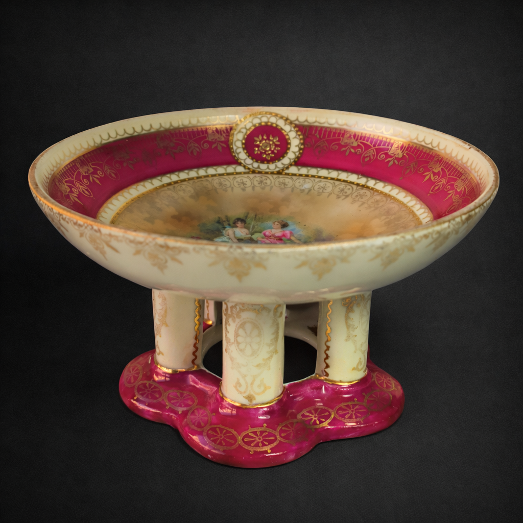 Centro de porcelana estilo Viena con pedestal, ca. 1900. Centro de porcelana estilo Viena con pedestal, ca. 1900.