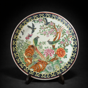 Plato decorativo chino en porcelana, ca. 1950.