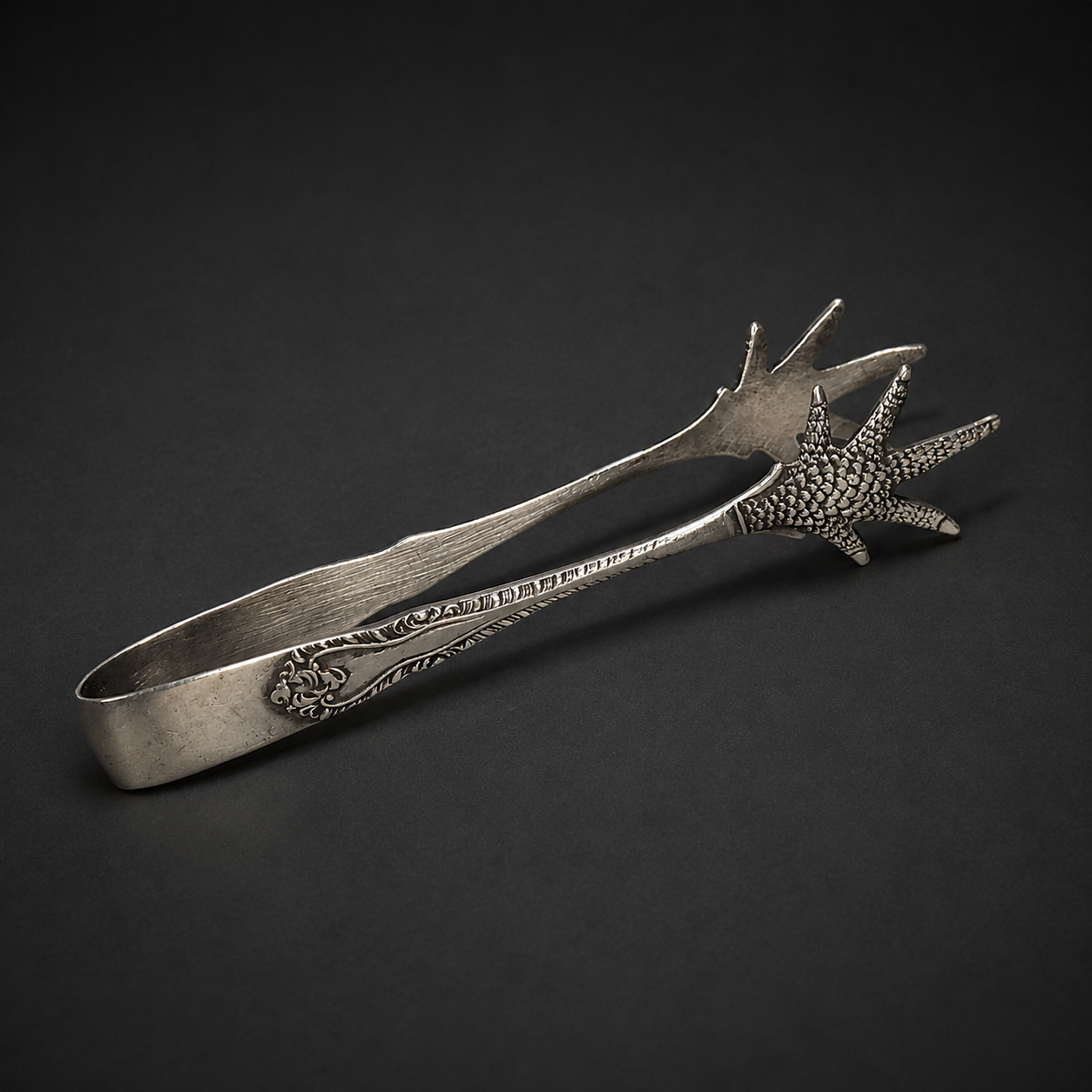 Pinza inglesa antigua para azúcar; garra marina, ca. 1900. Pinza inglesa antigua para azúcar; garra marina, ca. 1900.