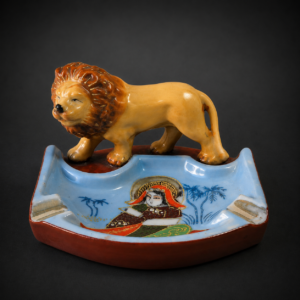 Cenicero Satsuma con león oriental, ca. 1930.