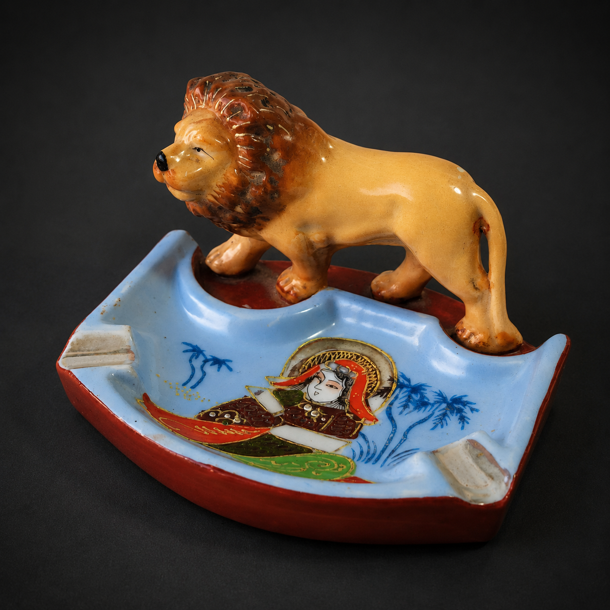 Cenicero Satsuma con león oriental, ca. 1930. Cenicero Satsuma con león oriental, ca. 1930.