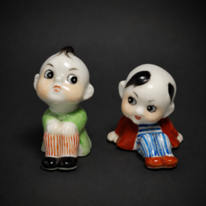 Figuras de niños chinos en porcelana, ca. 1950.