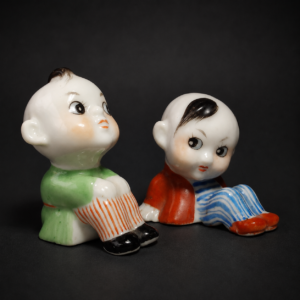Figuras de niños chinos en porcelana, ca. 1950.