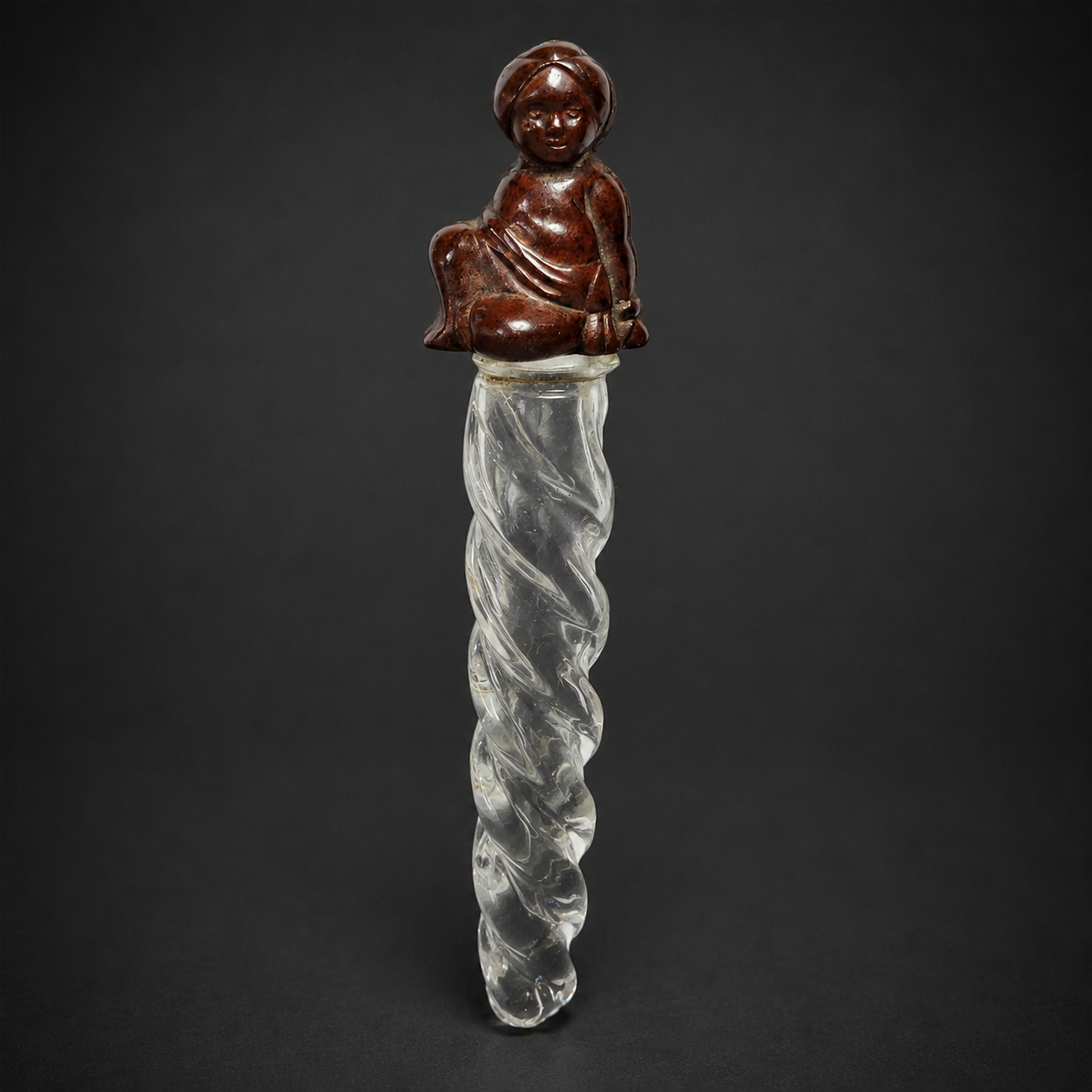 Perfumero victoriano de vidrio y baquelita, ca. 1900. Delicado perfumero de bolsillo realizado en vidrio prensado y baquelita, concebido para acompañar a las damas de fines del período victoriano y comienzos del siglo XX.