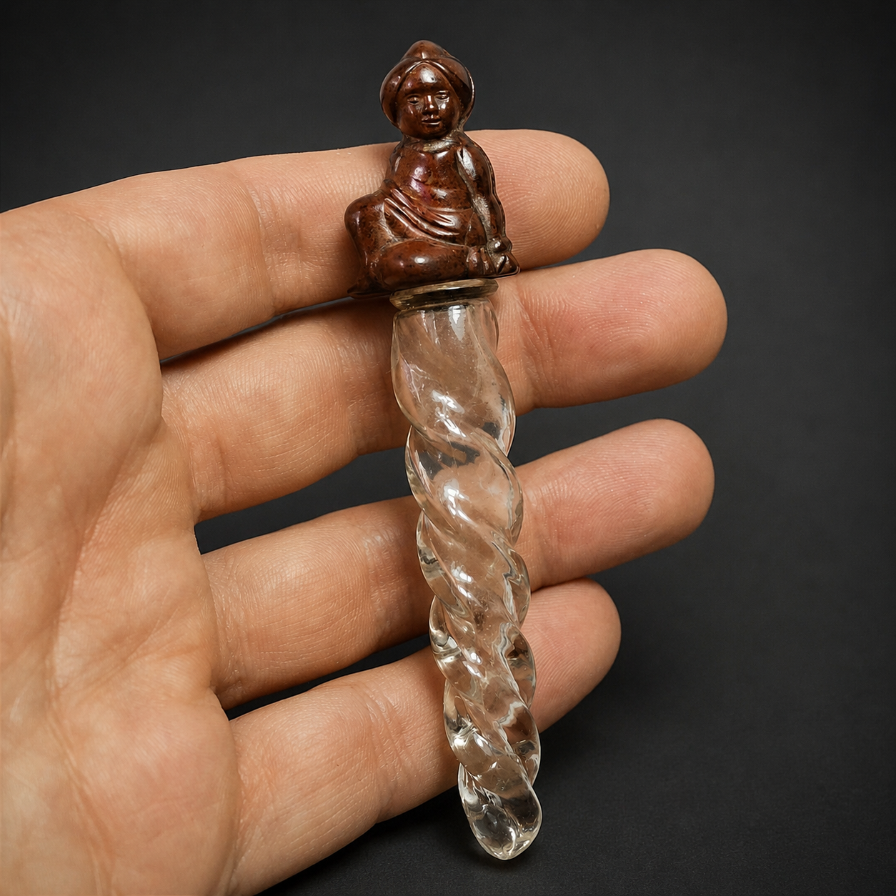 Perfumero victoriano de vidrio y baquelita, ca. 1900. Delicado perfumero de bolsillo realizado en vidrio prensado y baquelita, concebido para acompañar a las damas de fines del período victoriano y comienzos del siglo XX.