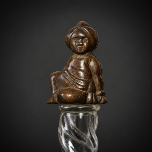 Delicado perfumero de bolsillo realizado en vidrio prensado y baquelita, concebido para acompañar a las damas de fines del período victoriano y comienzos del siglo XX.