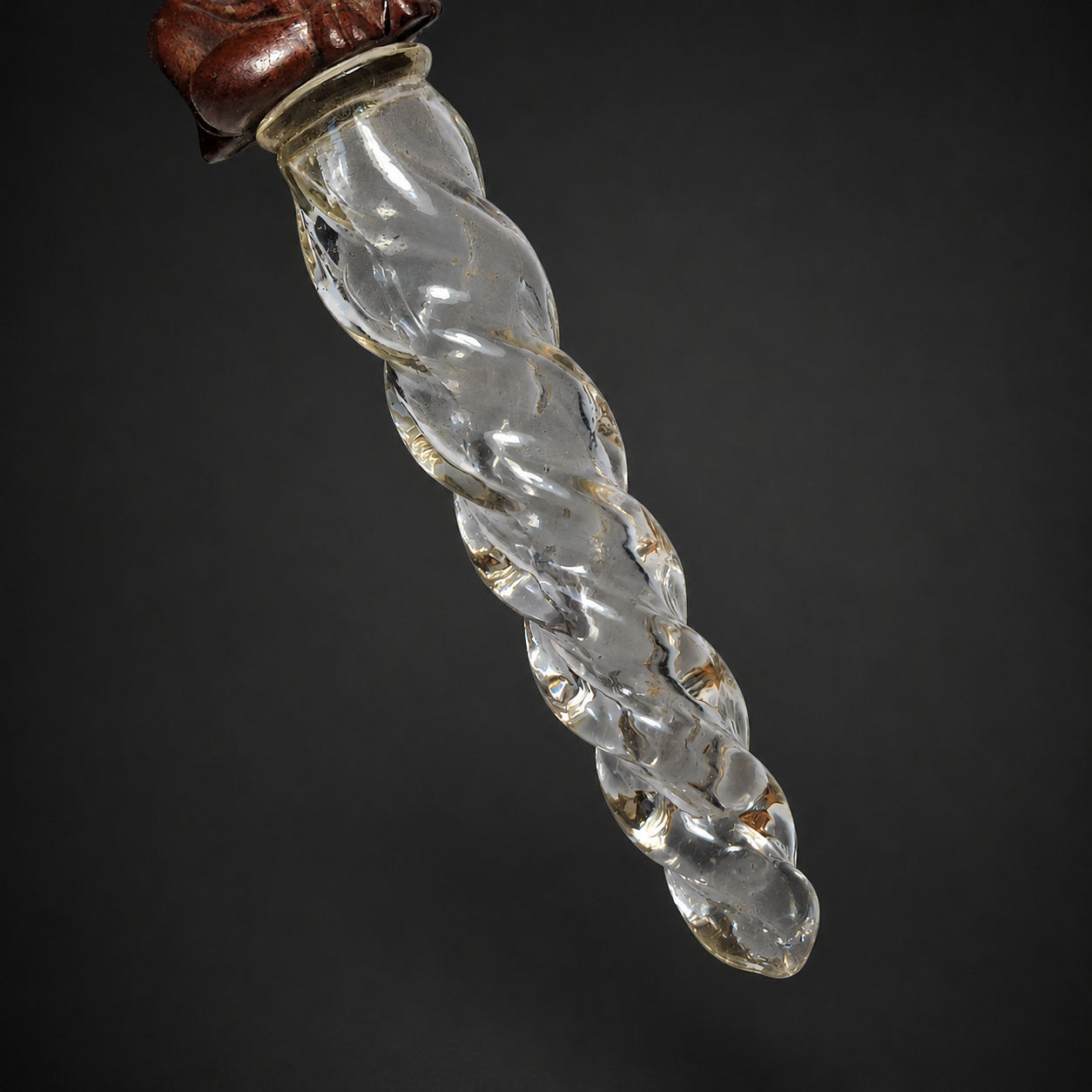 Perfumero victoriano de vidrio y baquelita, ca. 1900. Delicado perfumero de bolsillo realizado en vidrio prensado y baquelita, concebido para acompañar a las damas de fines del período victoriano y comienzos del siglo XX.
