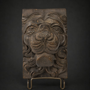 Talla decorativa de león en madera, ca. 1900.