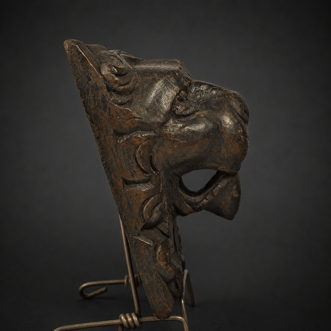 Talla decorativa de león en madera, ca. 1900. Talla decorativa de león en madera, ca. 1900.