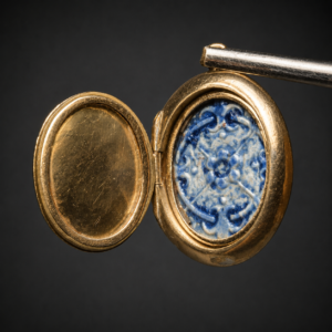 Guardapelo victoriano ovalado esmaltado, ca. 1900.