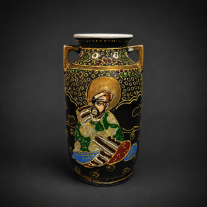 Jarrón Satsuma con sabios orientales, ca. 1950. Jarrón Satsuma con sabios orientales, ca. 1950.