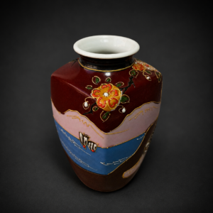 Jarrón Satsuma con geisha y paisaje, ca. 1950. Jarrón Satsuma con geisha y paisaje, ca. 1950.