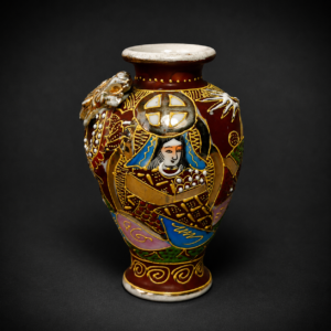 Inicio Pequeño jarrón Satsuma con dragón, ca. 1950.