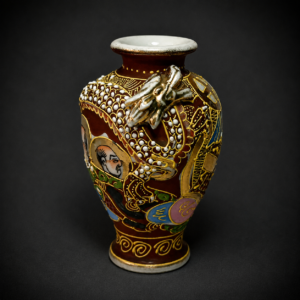 Pequeño jarrón Satsuma con dragón, ca. 1950. Pequeño jarrón Satsuma con dragón, ca. 1950.