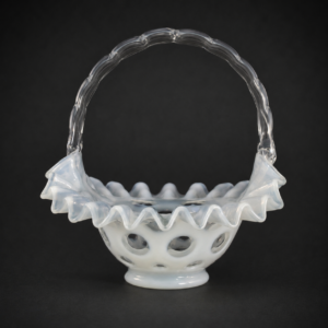 Inicio Canasta Fenton “White coin” en opalina, ca. 1950.