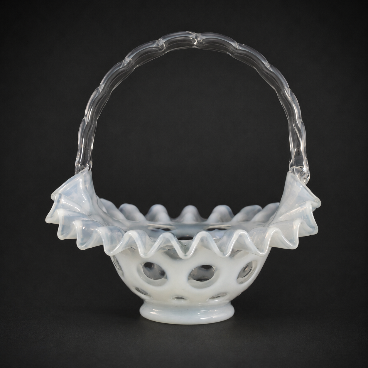 Canasta Fenton “White coin” en opalina, ca. 1950. Canasta Fenton “White coin” en opalina, ca. 1950.