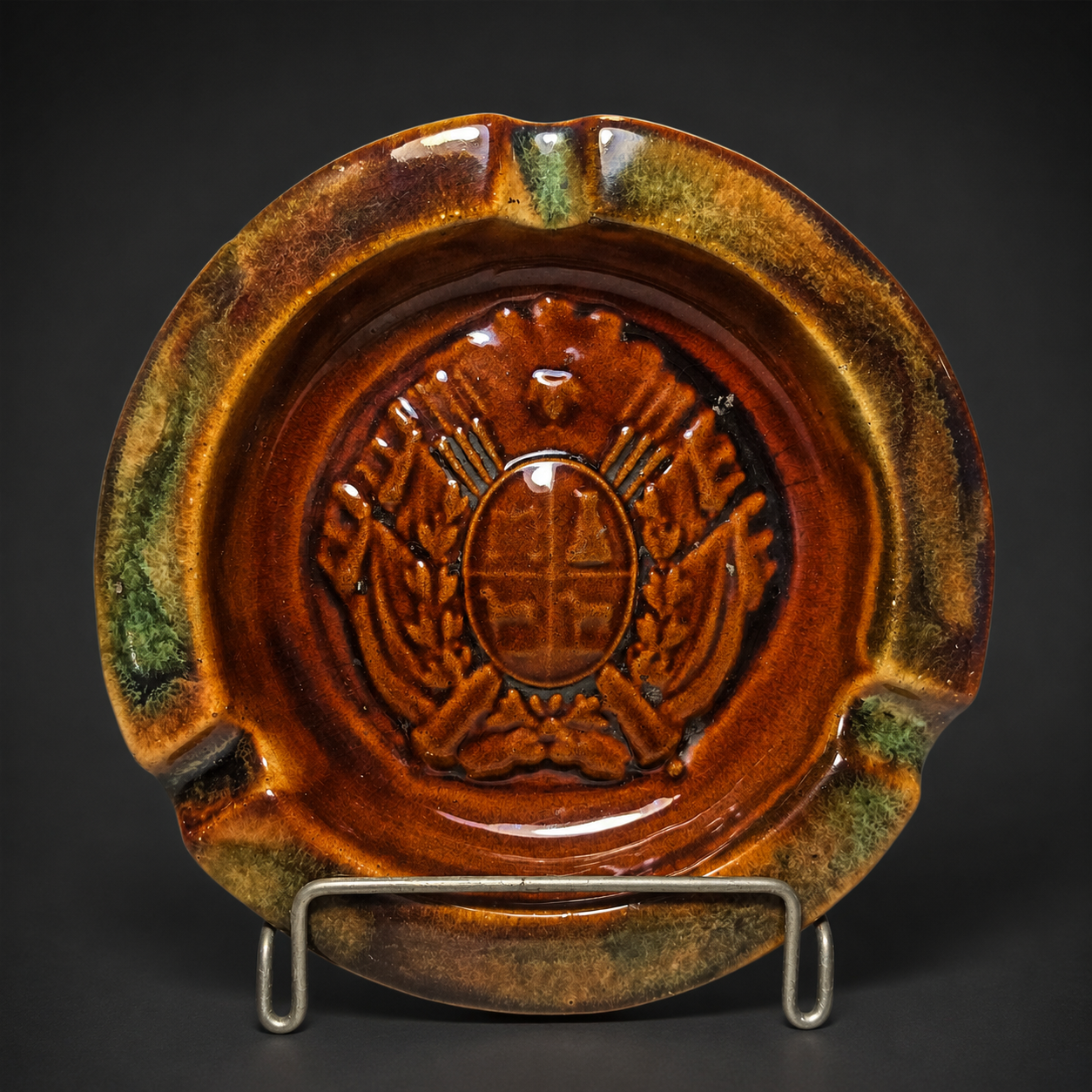 Cenicero con escudo nacional uruguayo, ca. 1970. Cenicero con escudo nacional uruguayo, ca. 1970.