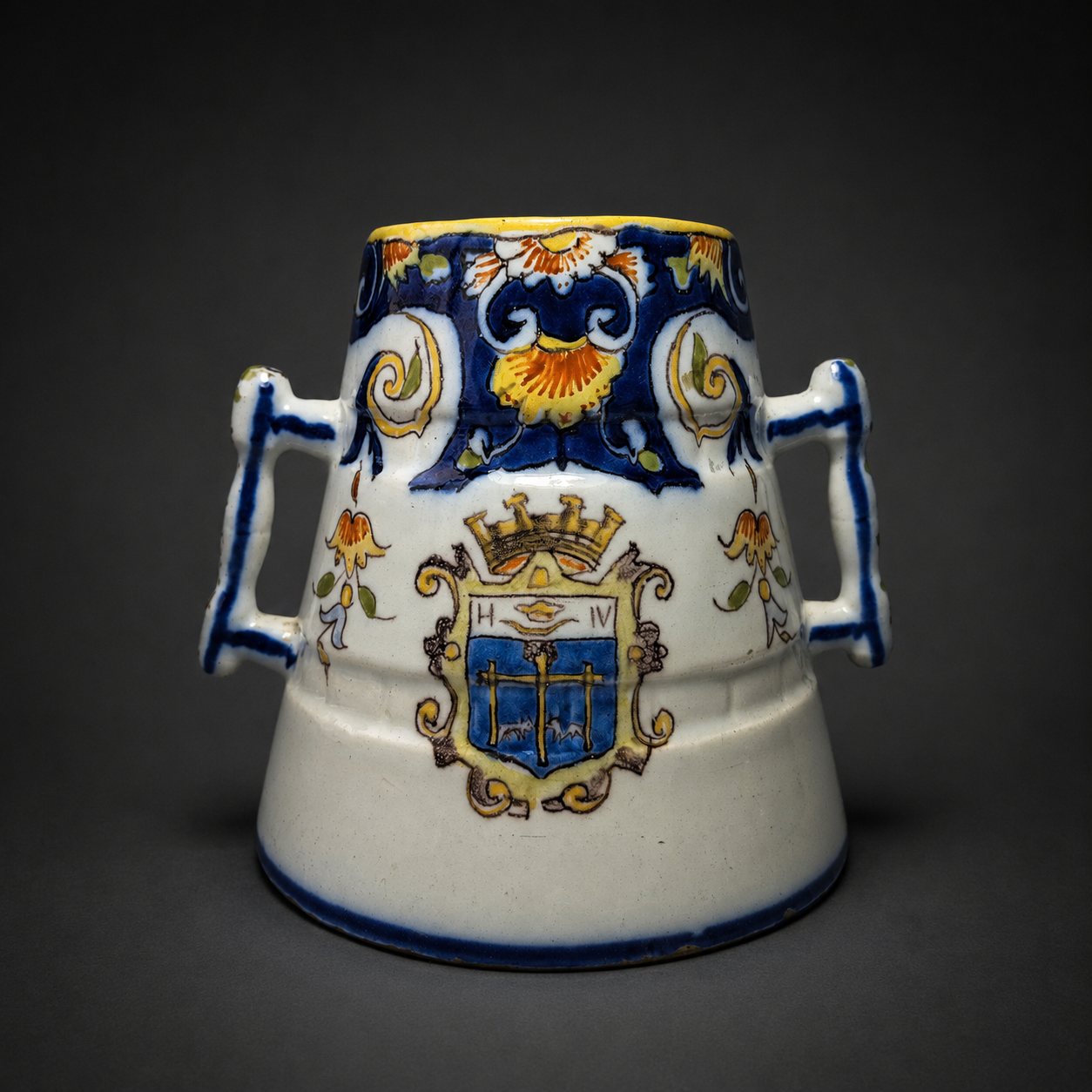 Jarrón volcán con escudo heráldico, ca. 1920. Jarrón volcán con escudo heráldico, ca. 1920.