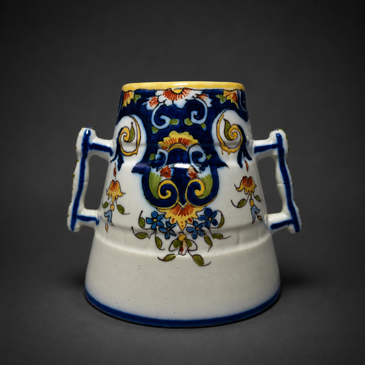 Jarrón volcán con escudo heráldico, ca. 1920. Jarrón volcán con escudo heráldico, ca. 1920.