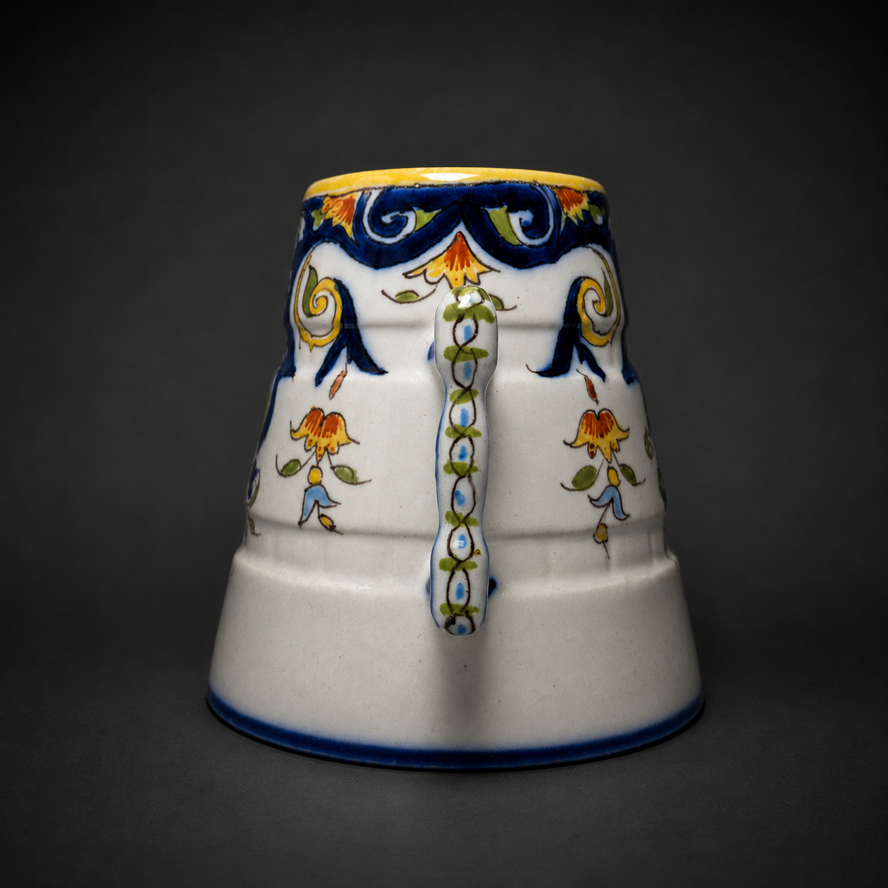 Jarrón volcán con escudo heráldico, ca. 1920. Jarrón volcán con escudo heráldico, ca. 1920.
