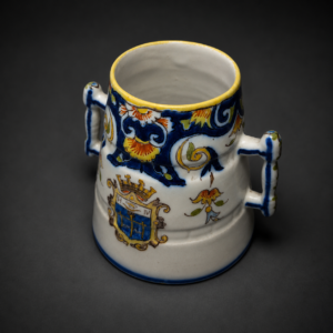 Jarrón volcán con escudo heráldico, ca. 1920. Jarrón volcán con escudo heráldico, ca. 1920.