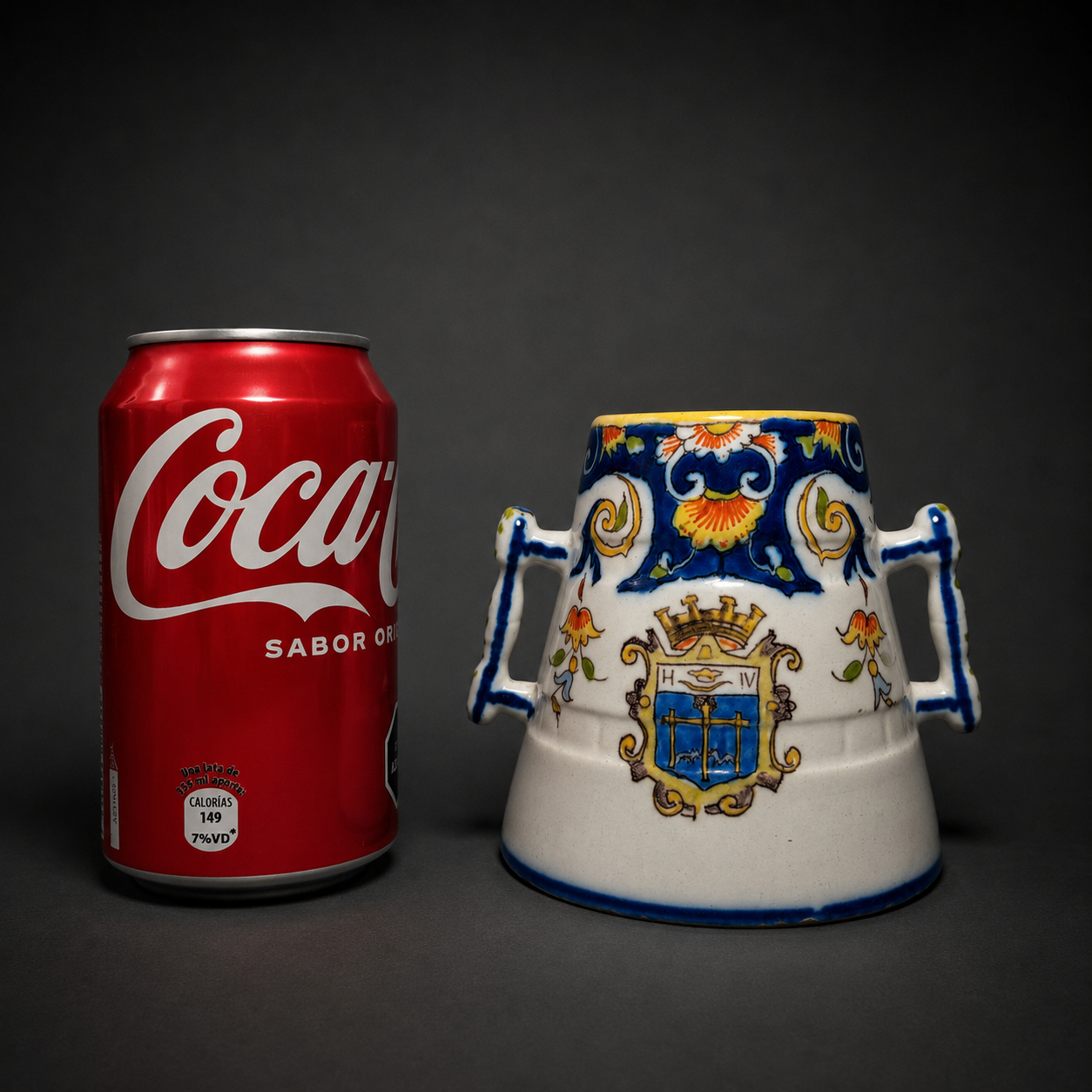 Jarrón volcán con escudo heráldico, ca. 1920. Jarrón volcán con escudo heráldico, ca. 1920.