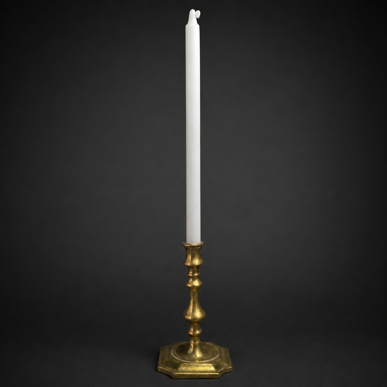 Candelero antiguo de bronce macizo, ca. 1930. Candelero antiguo de bronce macizo, ca. 1930.