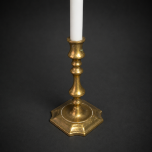 Candelero antiguo de bronce macizo, ca. 1930. Candelero antiguo de bronce macizo, ca. 1930.