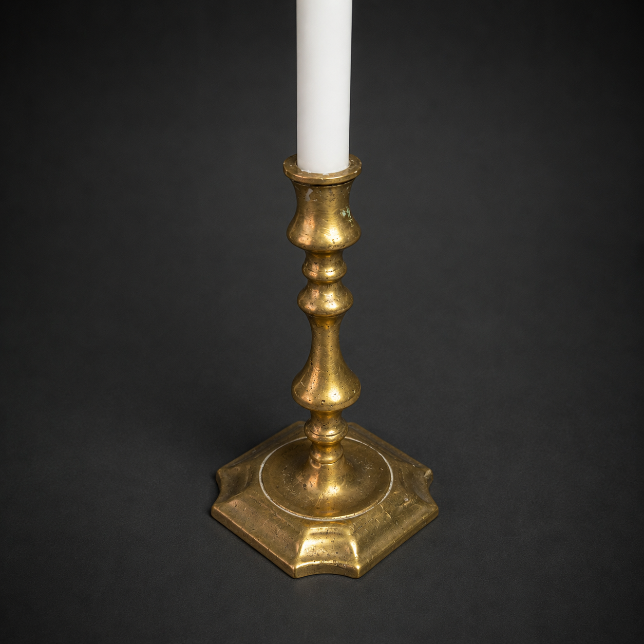 Candelero antiguo de bronce macizo, ca. 1930. Candelero antiguo de bronce macizo, ca. 1930.