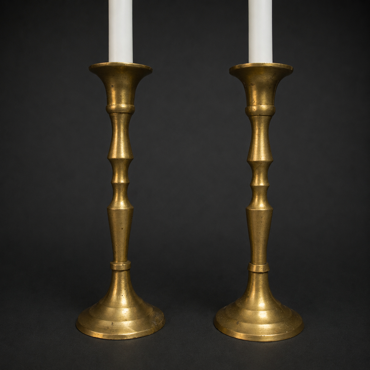 Par de candeleros antiguos en bronce torneado, ca. 1900. Par de candeleros antiguos en bronce torneado, ca. 1900.