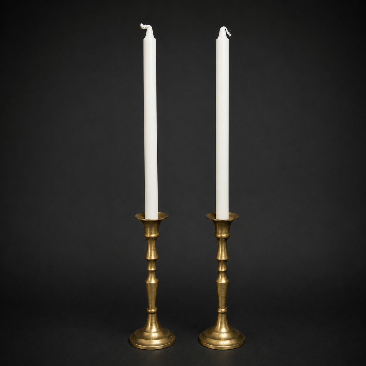 Par de candeleros antiguos en bronce torneado, ca. 1900. Par de candeleros antiguos en bronce torneado, ca. 1900.