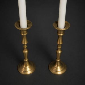 Par de candeleros antiguos en bronce torneado, ca. 1900. Par de candeleros antiguos en bronce torneado, ca. 1900.
