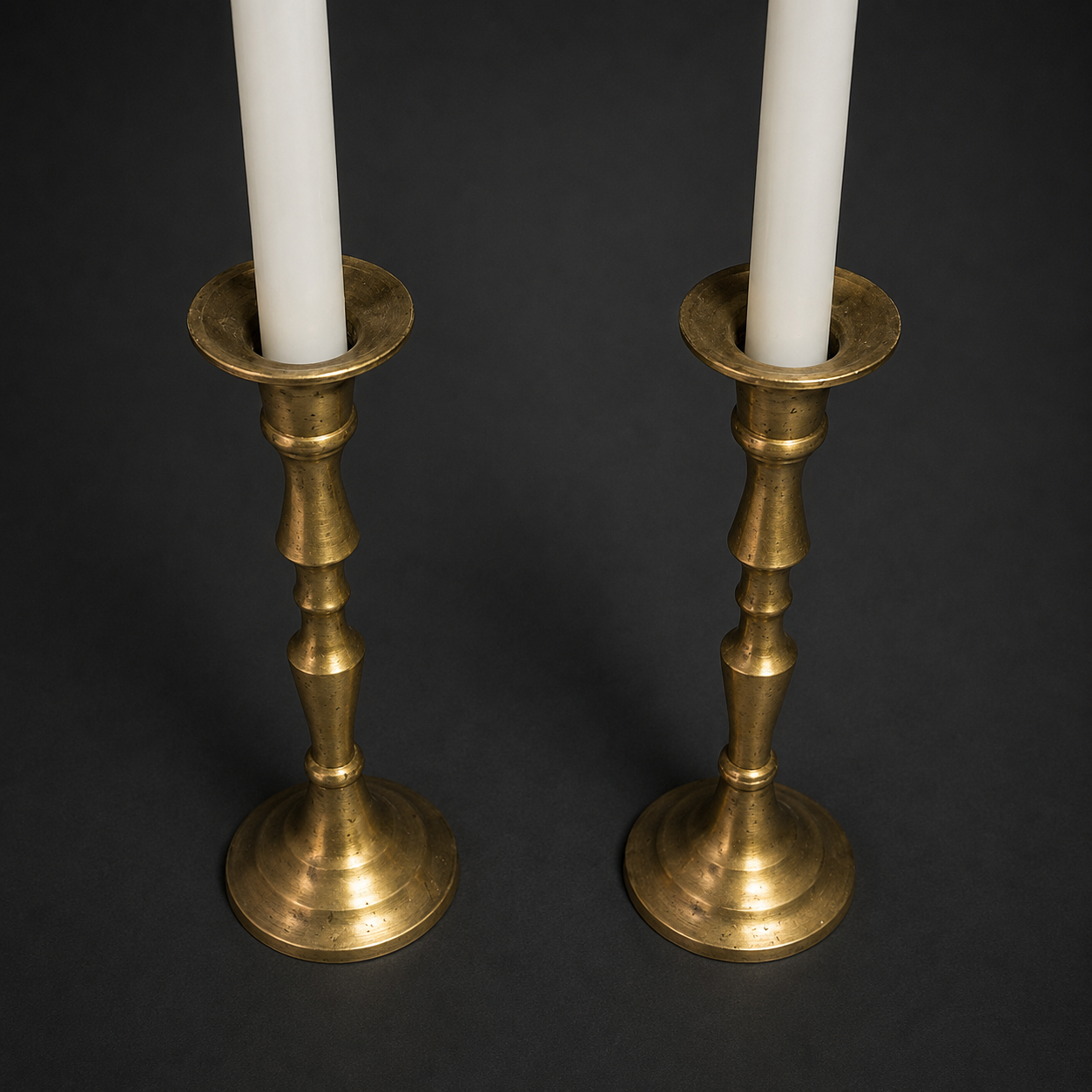 Par de candeleros antiguos en bronce torneado, ca. 1900. Par de candeleros antiguos en bronce torneado, ca. 1900.