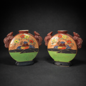 Par de floreros japoneses Satsuma con forma de petaca. Ca. 1950.