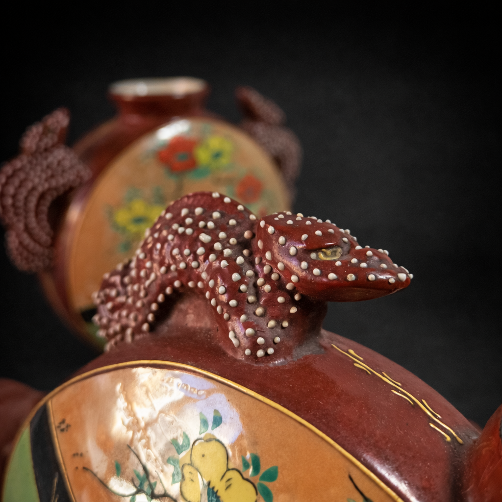 Par de floreros japoneses Satsuma con forma de petaca. Ca. 1950. Par de floreros japoneses Satsuma con forma de petaca. Ca. 1950.