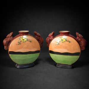 Par de floreros japoneses Satsuma con forma de petaca. Ca. 1950.