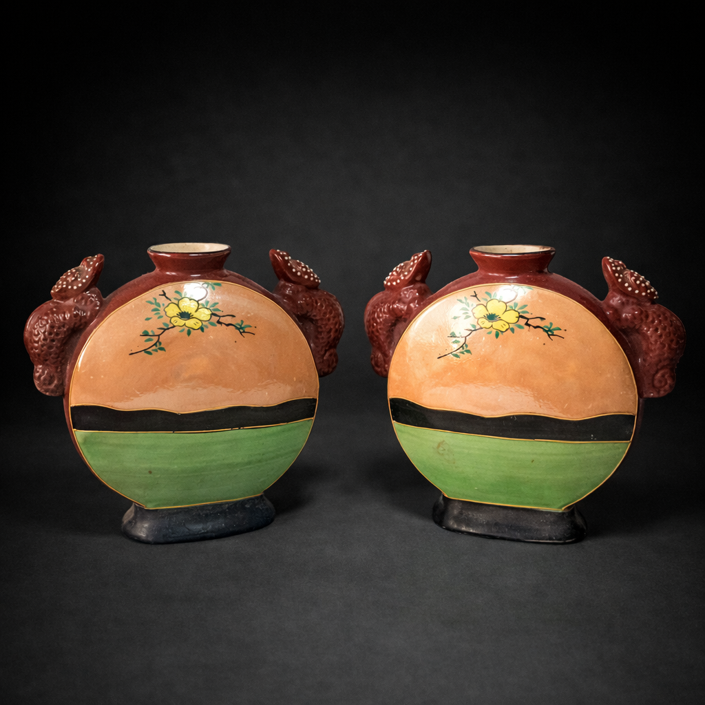 Par de floreros japoneses Satsuma con forma de petaca. Ca. 1950. Par de floreros japoneses Satsuma con forma de petaca. Ca. 1950.