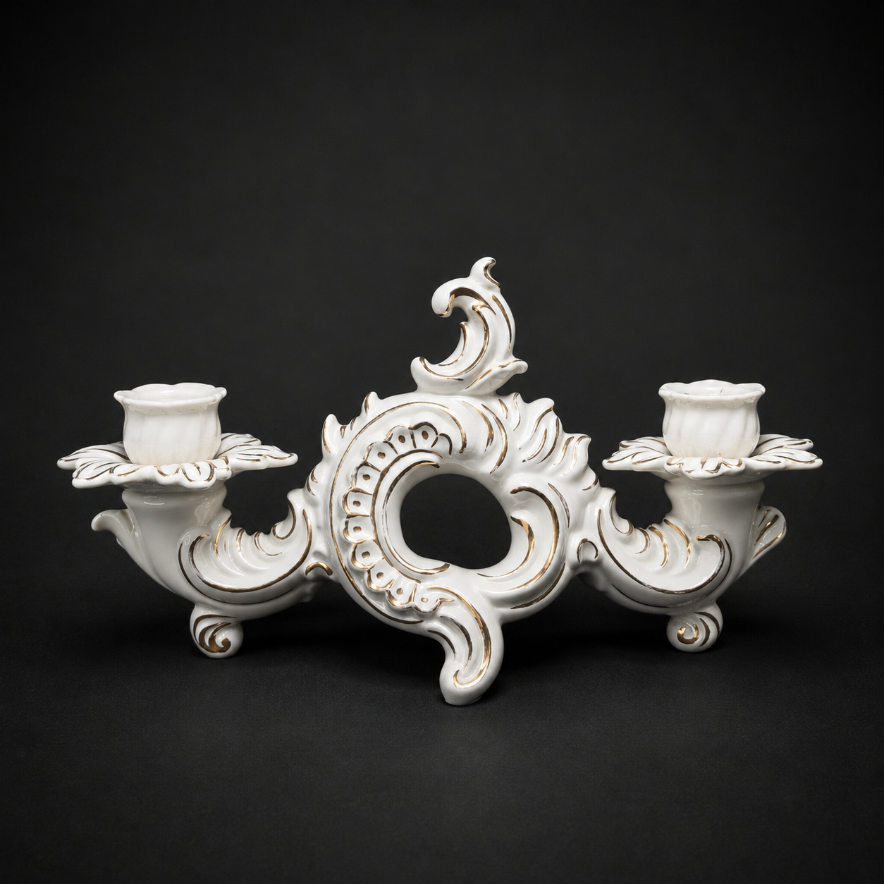 Par de candelabros alemanes en porcelana Art Nouveau. Par de candelabros alemanes en porcelana Art Nouveau.