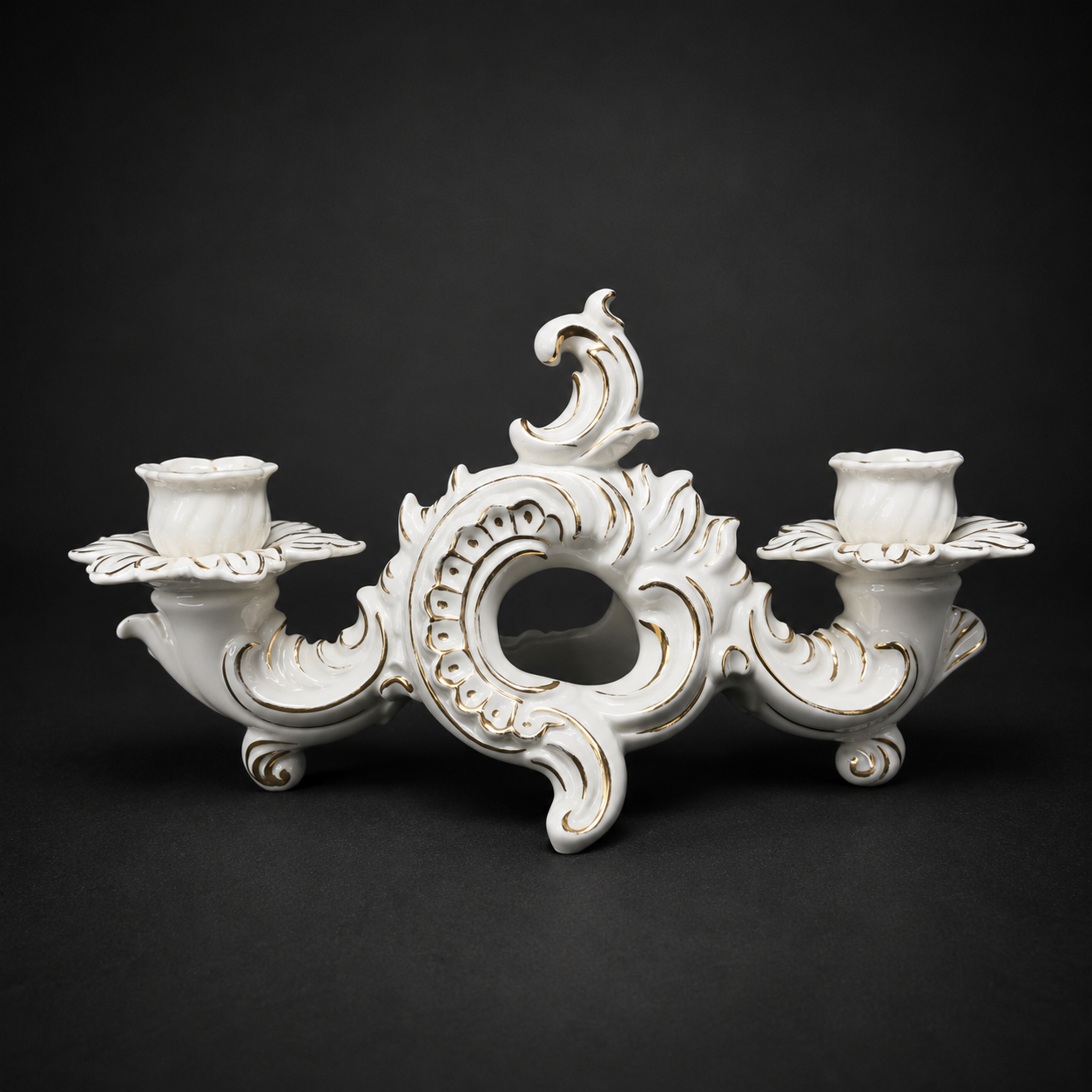 Par de candelabros alemanes en porcelana Art Nouveau. Par de candelabros alemanes en porcelana Art Nouveau.