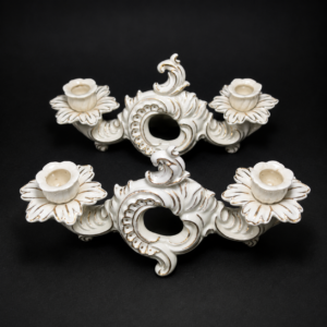 Par de candelabros alemanes en porcelana Art Nouveau. Par de candelabros alemanes en porcelana Art Nouveau.