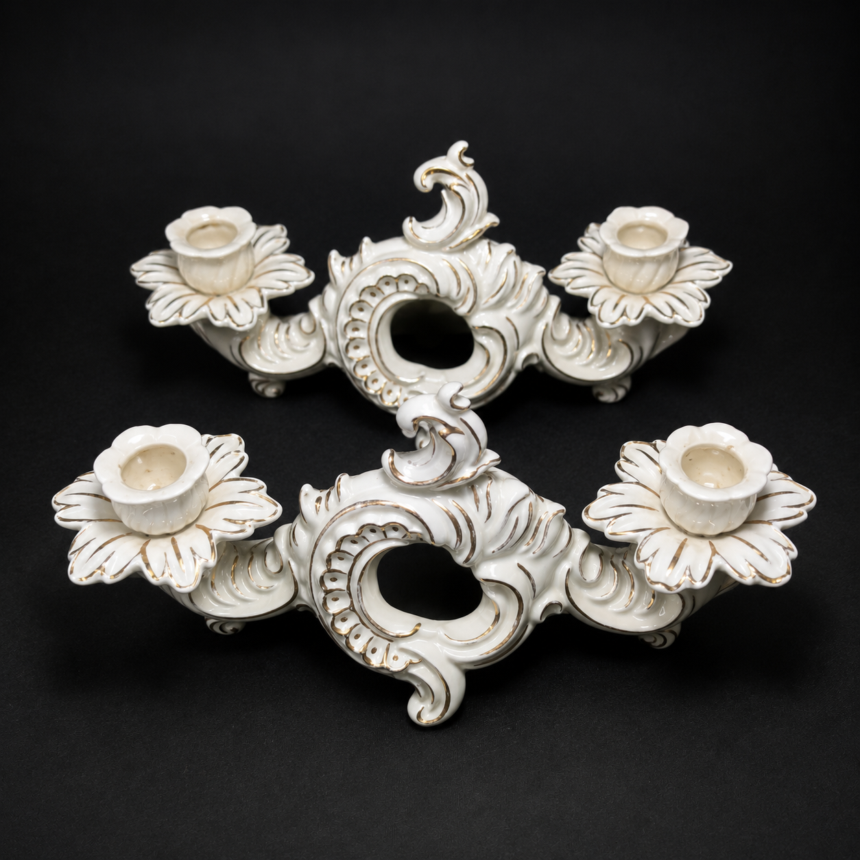 Par de candelabros alemanes en porcelana Art Nouveau. Par de candelabros alemanes en porcelana Art Nouveau.
