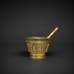Pequeño mortero en bronce con diseño decorativo, ca. 1800.