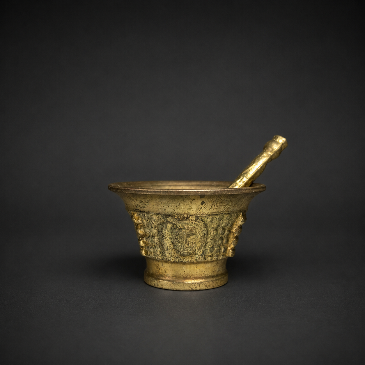 Pequeño mortero en bronce con diseño decorativo, ca. 1800. Pequeño mortero en bronce con diseño decorativo, ca. 1800.