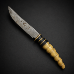Cuchillo en acero al carbono con cabo de guampa, ca. 1950.