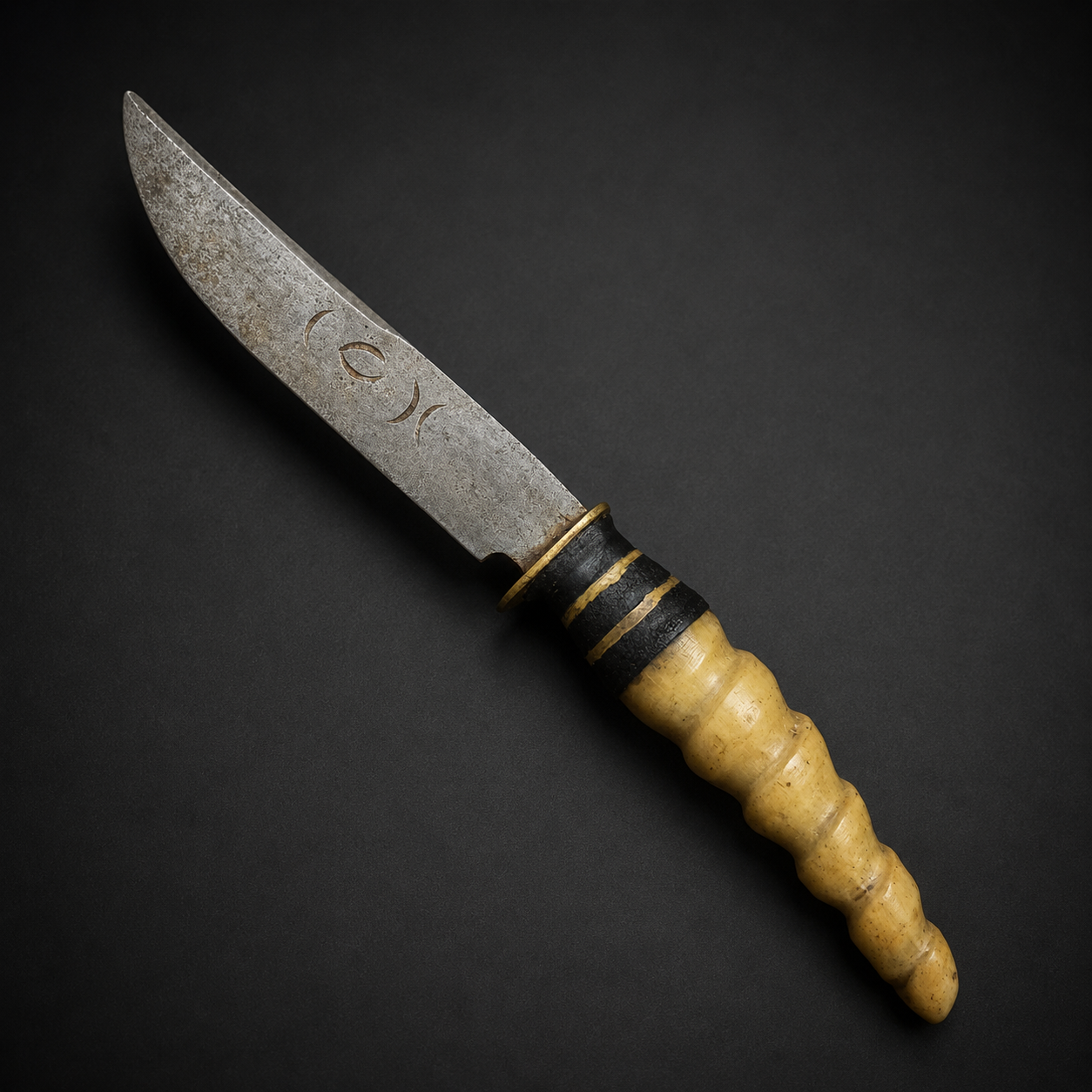 Cuchillo en acero al carbono con cabo de guampa, ca. 1950. Cuchillo en acero al carbono con cabo de guampa, ca. 1950.