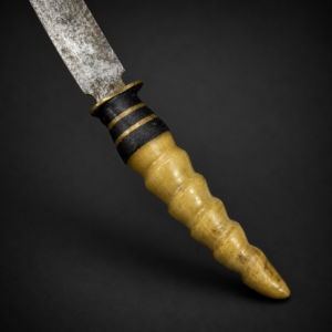 Cuchillo en acero al carbono con cabo de guampa, ca. 1950. Cuchillo en acero al carbono con cabo de guampa, ca. 1950.