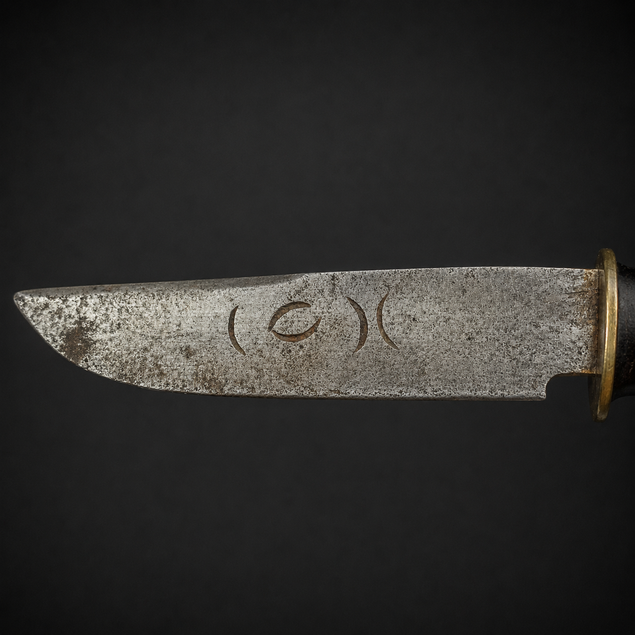 Cuchillo en acero al carbono con cabo de guampa, ca. 1950. Cuchillo en acero al carbono con cabo de guampa, ca. 1950.
