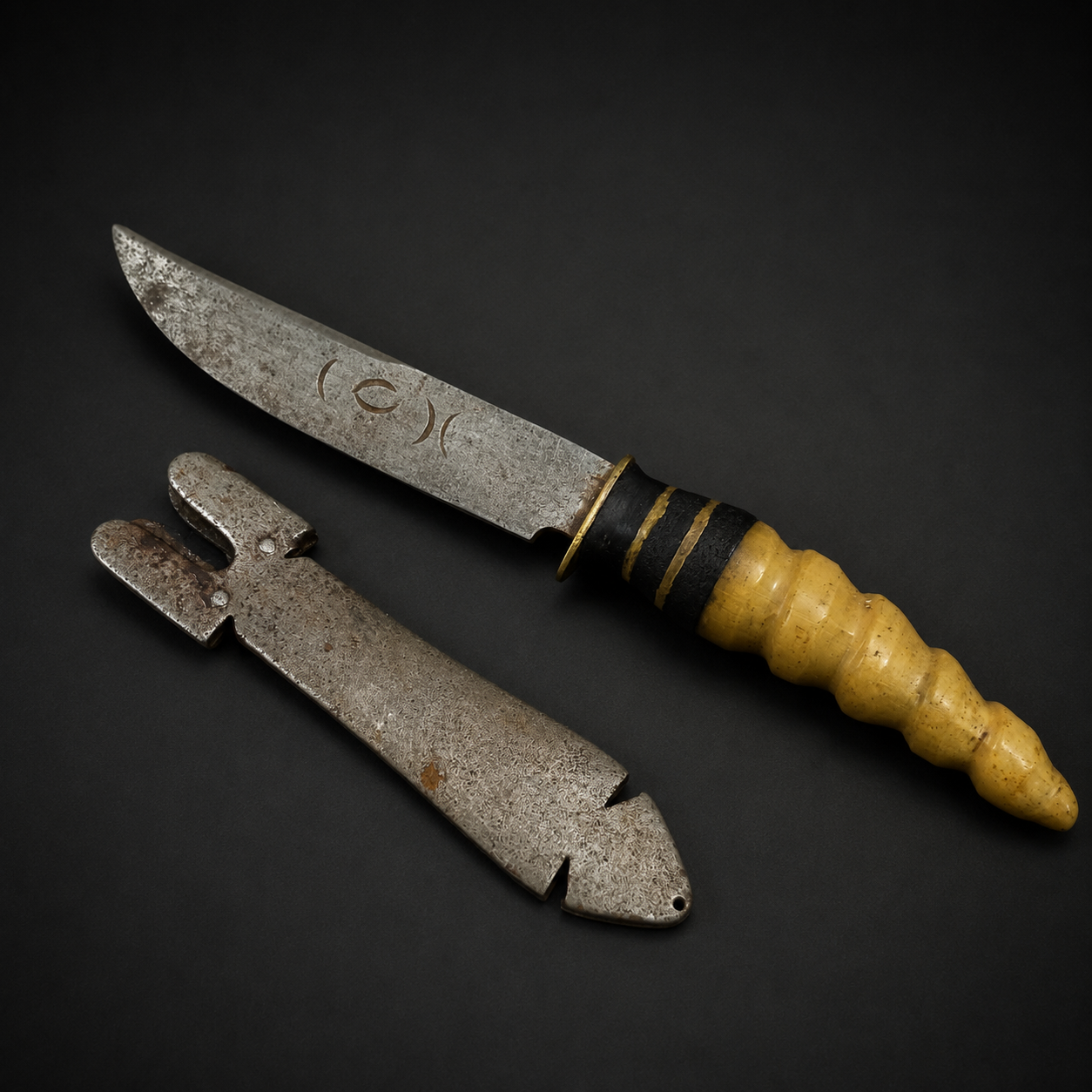 Cuchillo en acero al carbono con cabo de guampa, ca. 1950. Cuchillo en acero al carbono con cabo de guampa, ca. 1950.