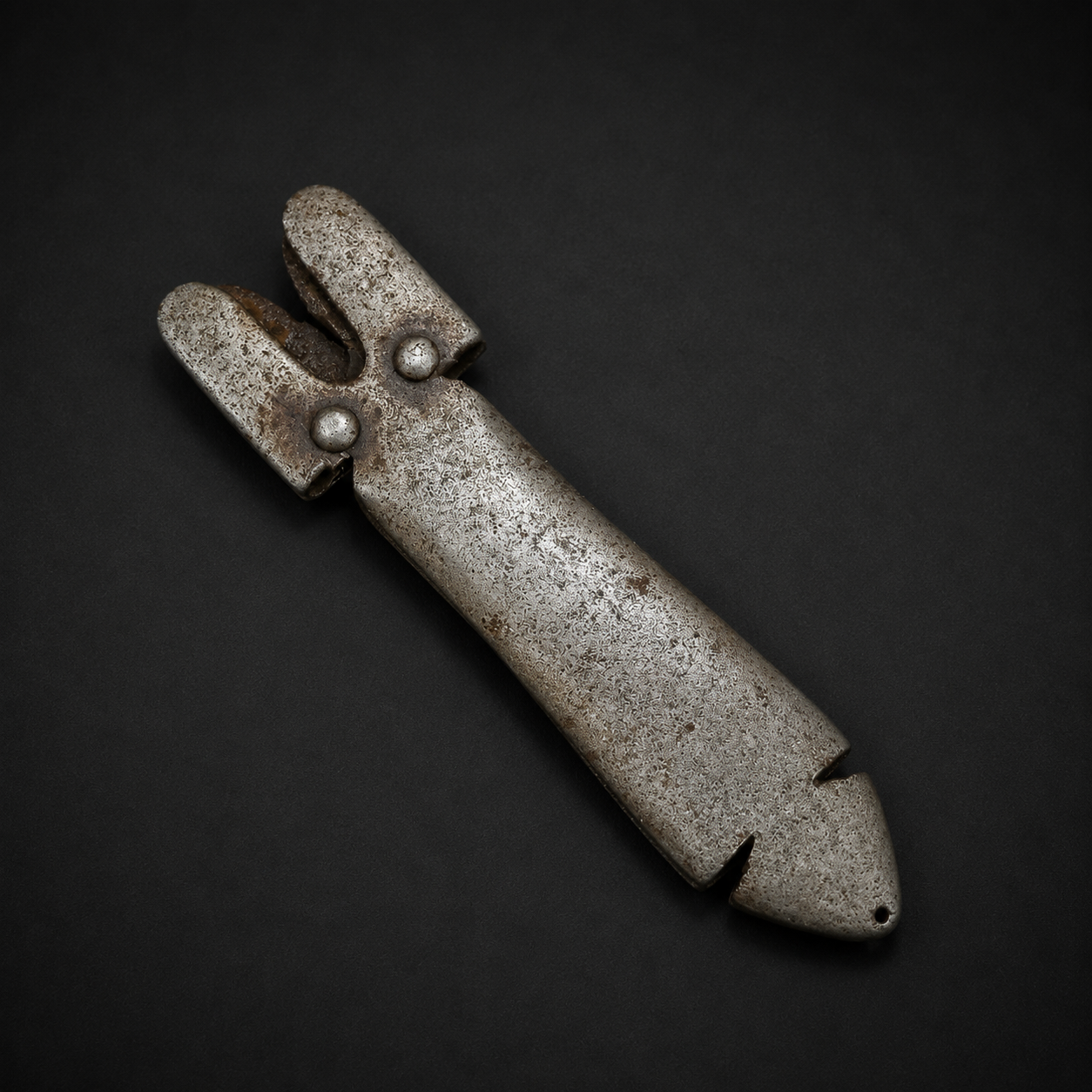 Cuchillo en acero al carbono con cabo de guampa, ca. 1950. Cuchillo en acero al carbono con cabo de guampa, ca. 1950.