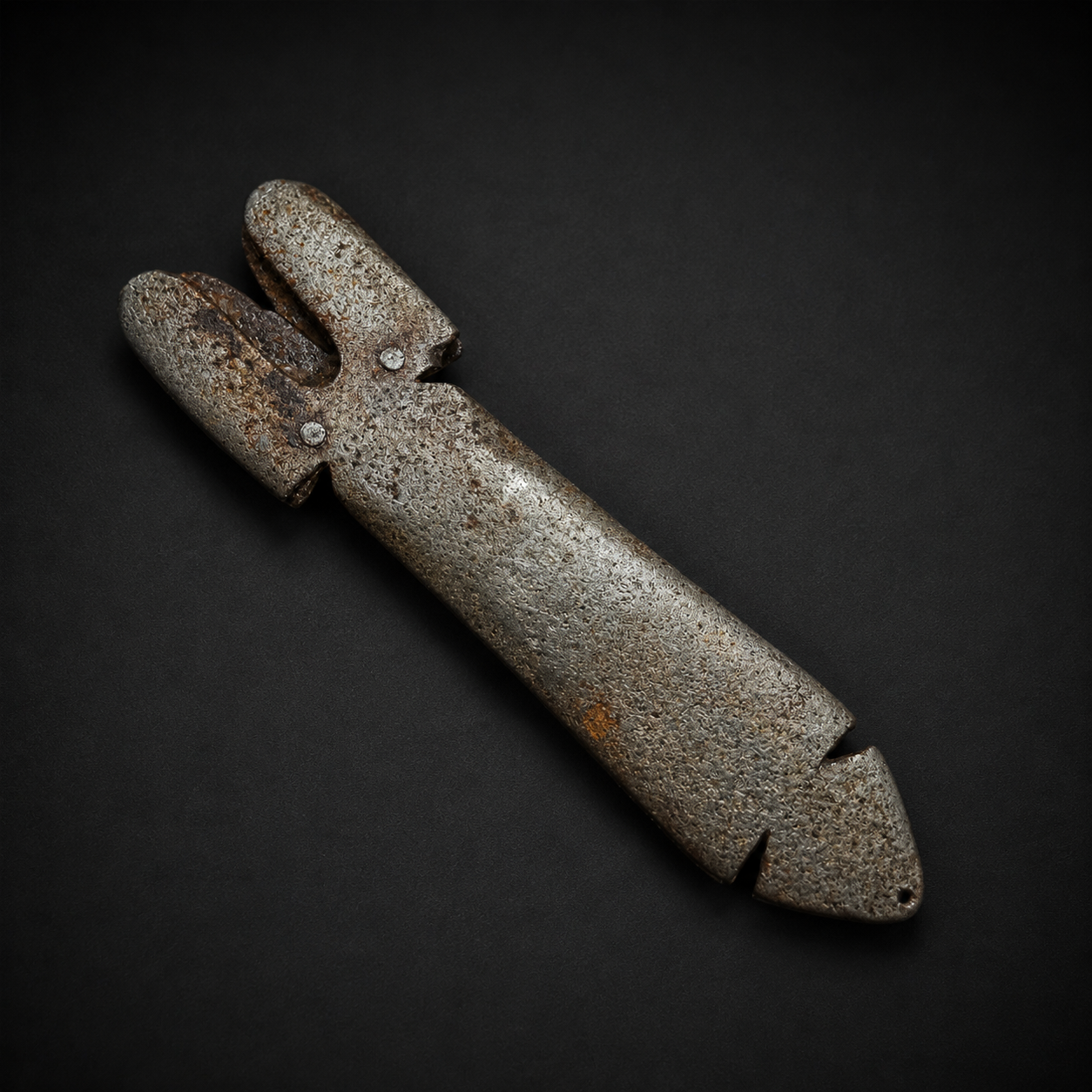 Cuchillo en acero al carbono con cabo de guampa, ca. 1950. Cuchillo en acero al carbono con cabo de guampa, ca. 1950.